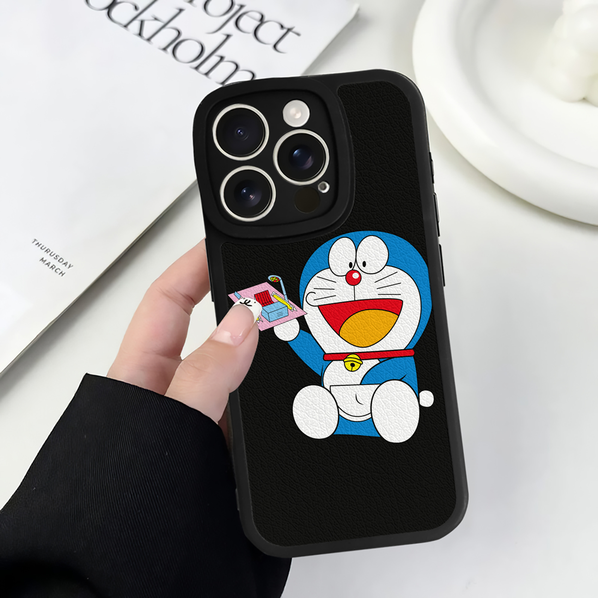 （画像用） ドラえもん Doraemon 【iPhone 16シリーズ対応】シリコンスマホケース（レザー調） 材質：シリコン